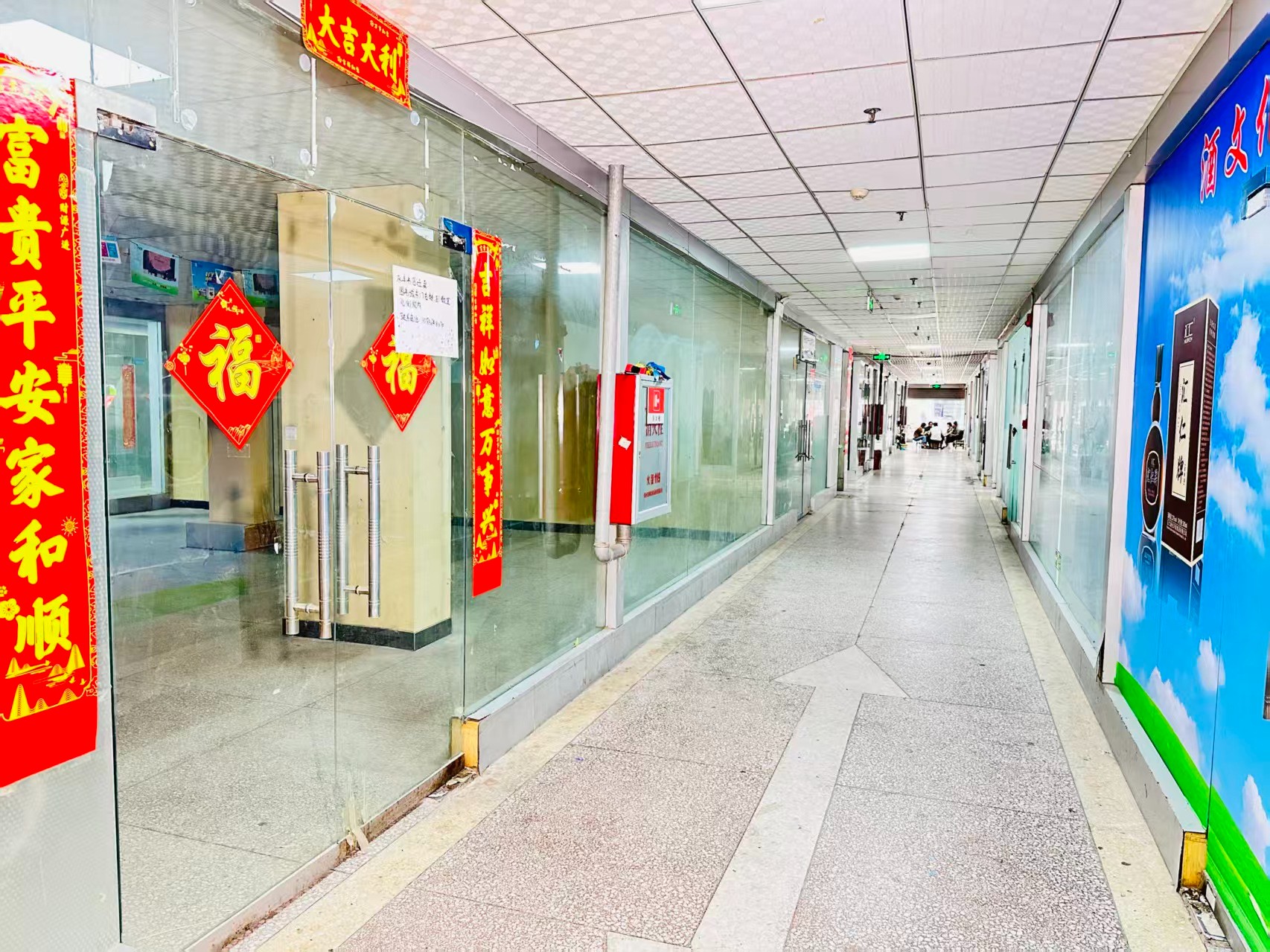 东环路辅路园区位于洛阳市老城区春都路商贸核心区域，周边商业氛围成熟，交通便利，配套完善。依托传统副食品商贸资源，园区具备良好的经营基础和人气优势，是企业办公、商品展示、批发零售及创业发展的理想选择。